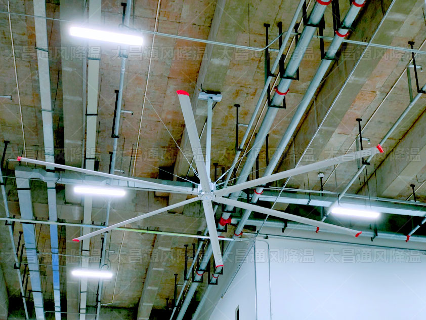 工業(yè)大風(fēng)扇助力加工廠通風(fēng)降溫，解決高溫悶熱難題