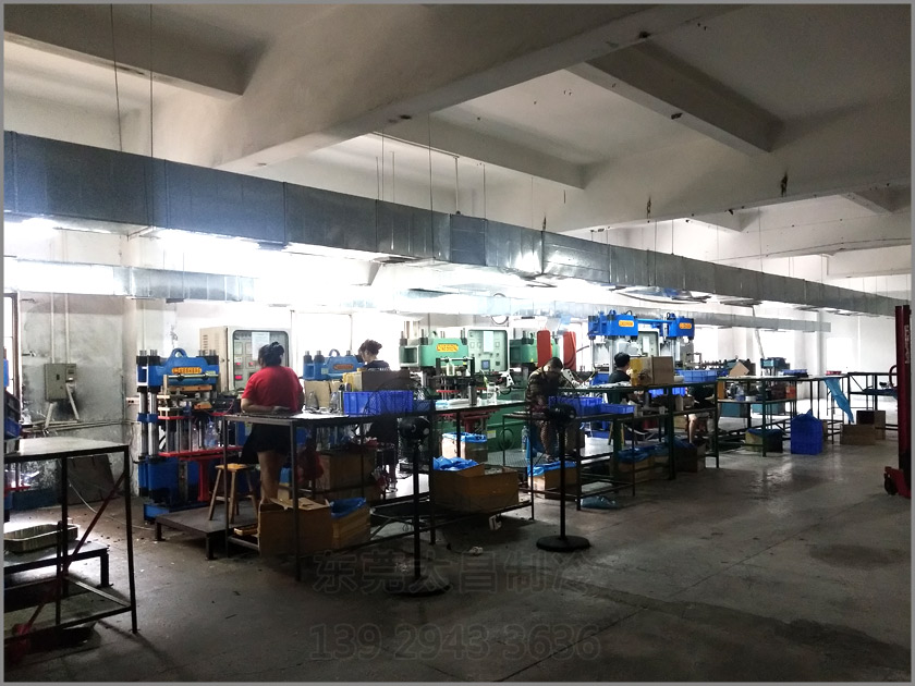 樟木頭吸盤廠車間降溫工程,環(huán)保空調,車間降溫,大型空調,廠房降溫,潤東方環(huán)?？照{